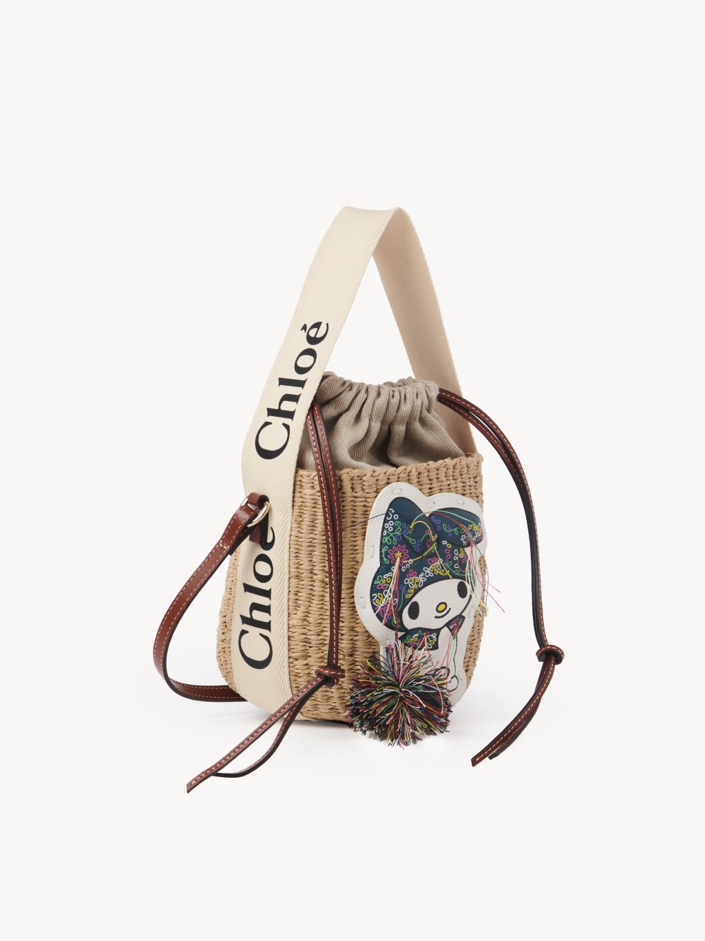 Chloe的水桶形編織手袋，加入My Melody圖案設計，感覺煥然一新。